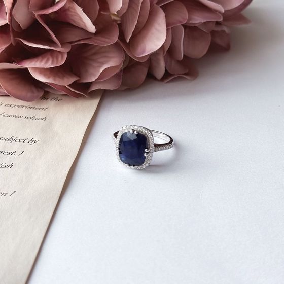 Срібна каблучка з сапфіром 7.803ct, фіанітами