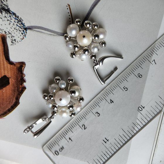 Silver earrings with pearls