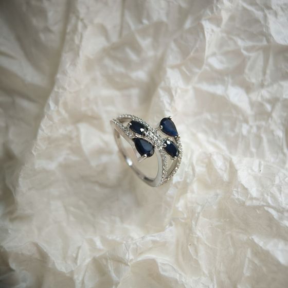 Срібна каблучка з сапфіром 2.333ct, фіанітами