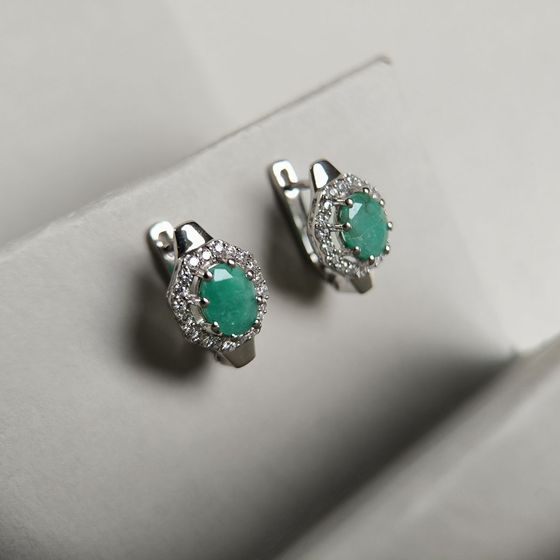 Серебряные серьги с изумрудом, фианитами
