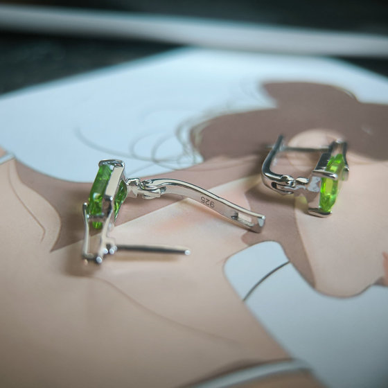 Серебряные серьги с хризолітом 2.72ct
