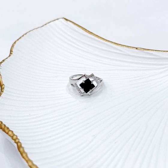 Срібна каблучка з сапфіром 2.13ct, фіанітами