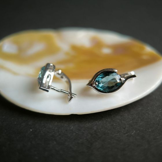 Серебряные серьги с топазом Лондон Блю 1.645ct