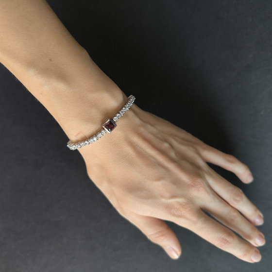 Серебряный браслет с гранатом 10.017ct
