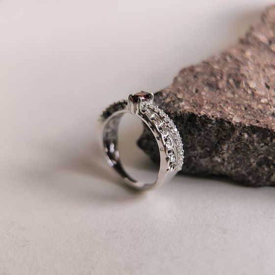Sterling silver ring with 0.643ct garnet and fianites