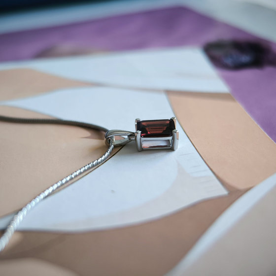 Серебряная подвеска с гранатом 1.888ct