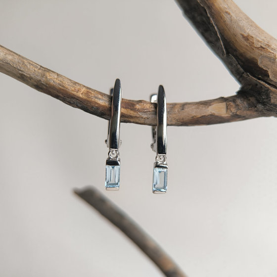 Silver earrings with a 0.738-carat topaz