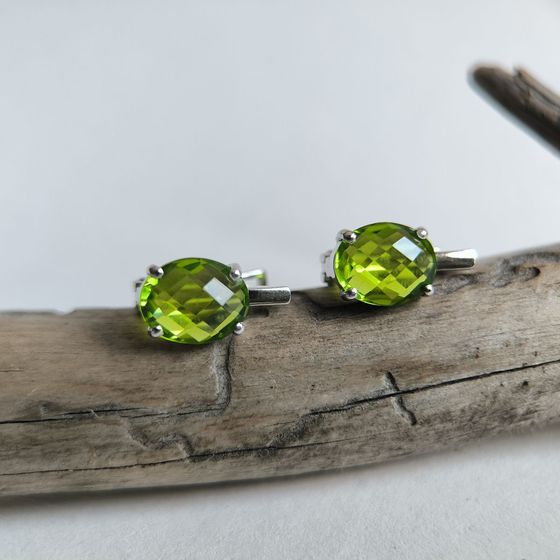 Silver earrings with a 4.675-carat chrysolite
