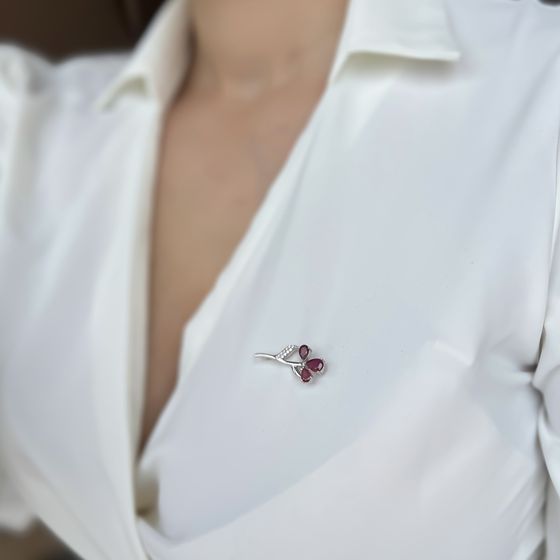 Серебряная брошка с рубином 2.281ct