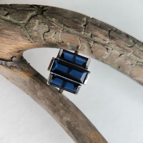 Silver ring with a 6.461-carat sapphire