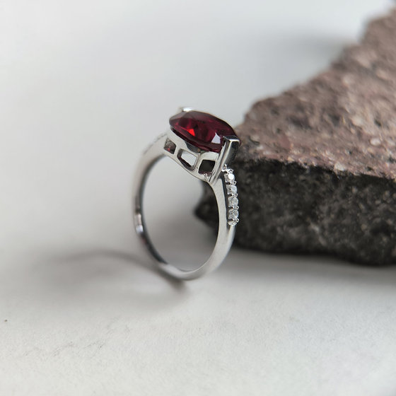 Серебряное кольцо с гранатом nano, фианитами