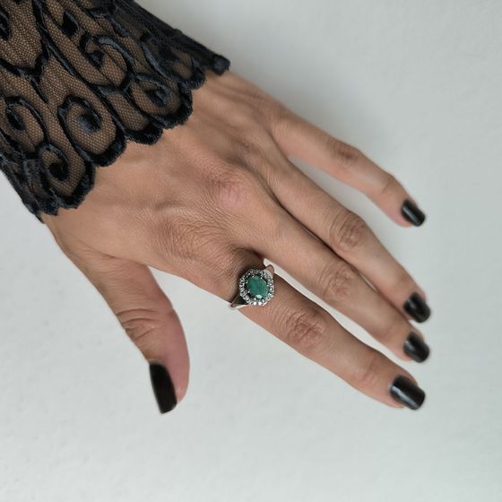 Серебряное кольцо с изумрудом, фианитами