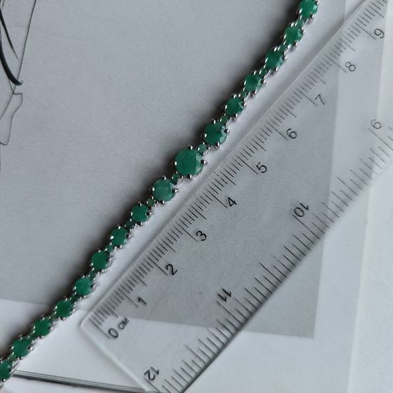 Silver bracelet with a 7.303-carat emerald