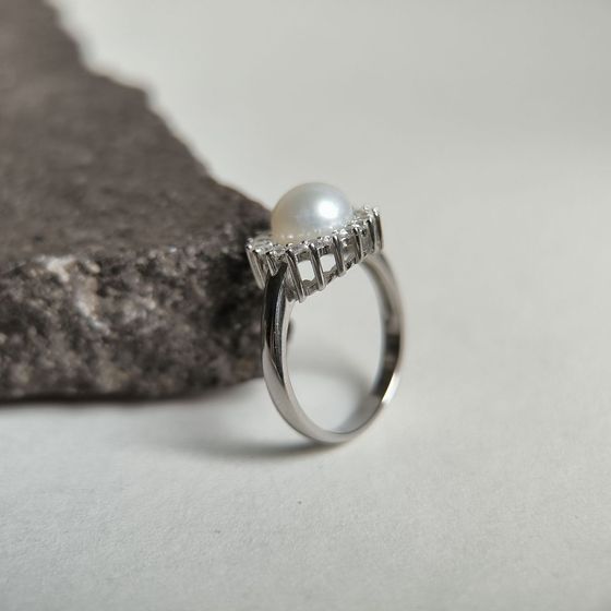 Серебряное кольцо с жемчугом, фианитами