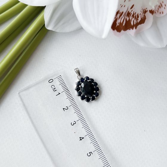 Silver pendant with a 5.58-carat sapphire