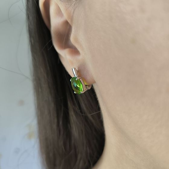 Silver earrings with a 4.675-carat chrysolite