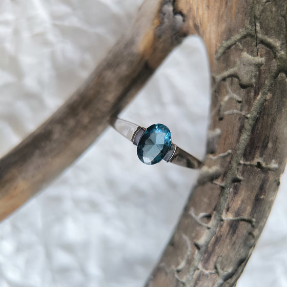 Серебряное кольцо с топазом Лондон Блю 0.832ct