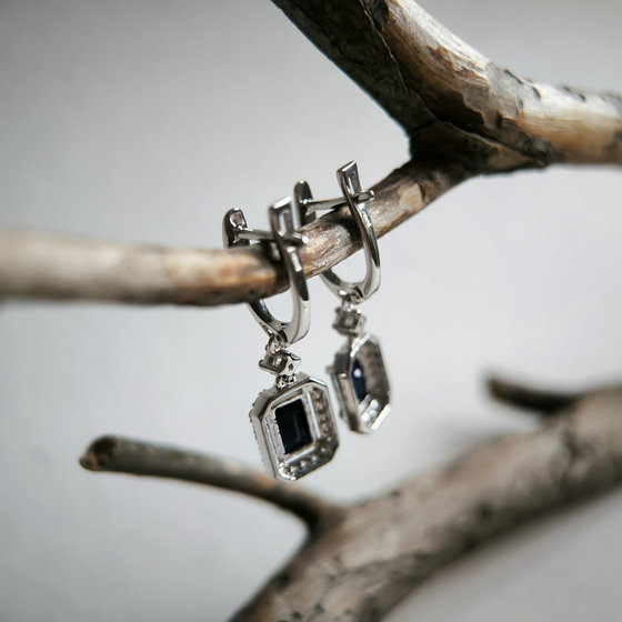 Серебряные серьги с сапфиром 3.628ct, фианитами