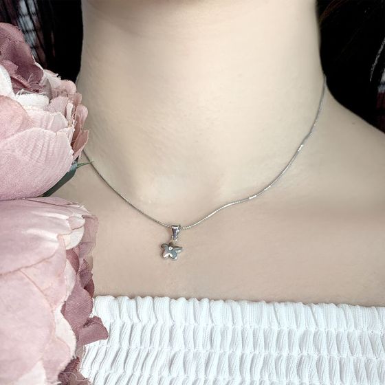 Silver pendant with phianites