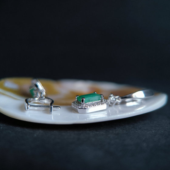 Серебряные серьги с изумрудом 3.044ct