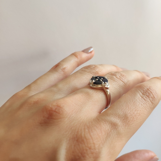 Срібна каблучка з сапфіром 1.31ct, фіанітами