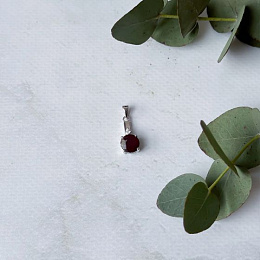 Срібна підвіска з рубіном 2.783ct, фіанітами